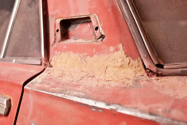 Lager av spackel på gammal bil — Stockfoto