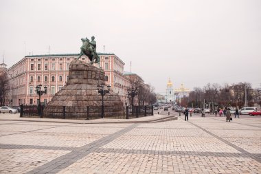 Kiev, Ukrayna - 25 Şubat 2015: Anıt Bogdan Khmelnitsky ve St. Michael'ın Manastırı