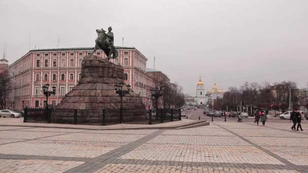KIEV, UCRANIA - 25 DE FEBRERO DE 2015: Monumento a Bogdan Khmelnitsky — Vídeo de stock