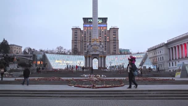 KIEV, UCRANIA - 25 de febrero de 2015: Vista de la Plaza de la Independencia por la noche — Vídeo de stock