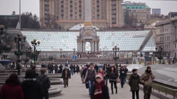 Kiev, Oekraïne - 25 februari 2015: Uitzicht op het plein van de onafhankelijkheid in avond — Stockvideo