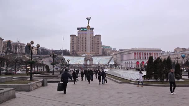 Kyjev, Ukrajina - 25. února 2015: Pohled na náměstí nezávislosti v večer — Stock video