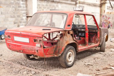 Eski paslı araba kapıları olmadan