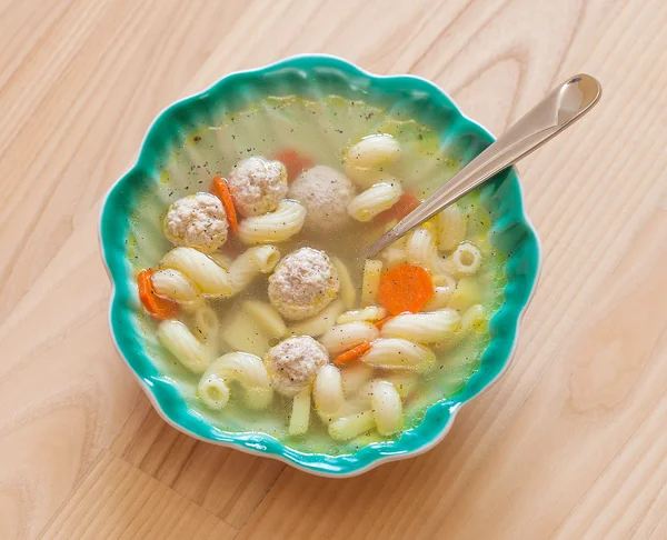 Soppa med köttbullar och spån i ursprungliga skål — Stockfoto