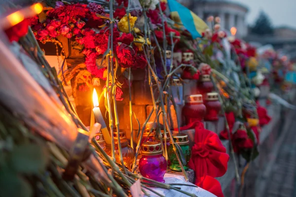 Yahrzeit Kerzen und Blumen — Stockfoto