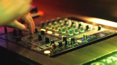 Dj gece kulübünde karıştırma