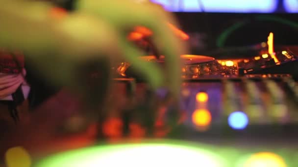 DJ mengen op de night club — Stockvideo