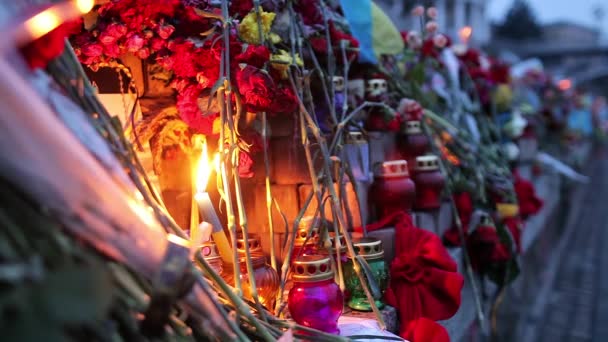 Yahrzeit candles and flowers at the Independence Square in Kiev — Stock Video