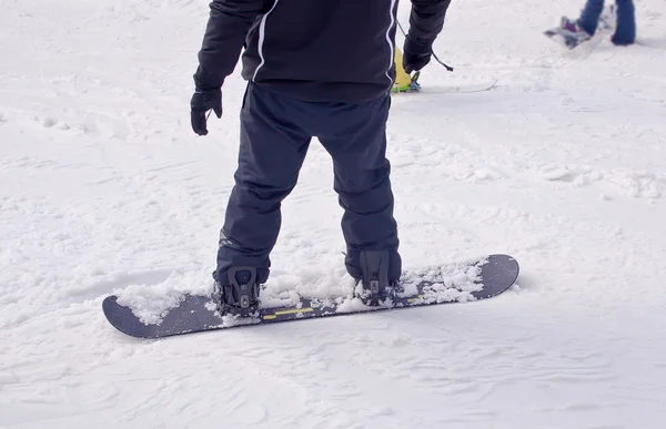 Un snowboarder descend de la montagne — Photo