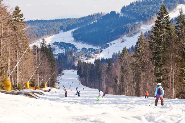 滑雪和滑雪板从山上降临 — 图库照片