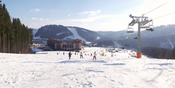 滑雪胜地 Bukovel 的全景视图 — 图库照片