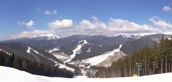 Uitzicht op de bergen in het skioord Boekovel — Stockfoto