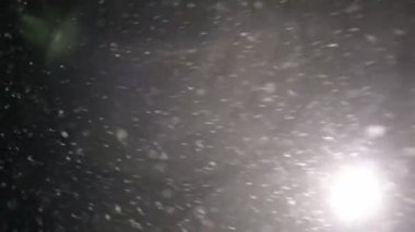 Siyah arka plan, düşen kar