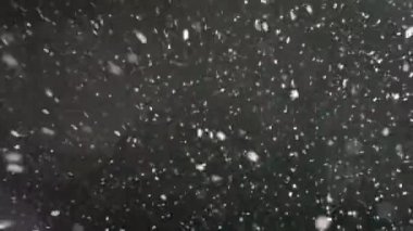 Siyah arka plan, düşen kar