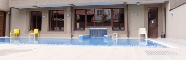 Utendørs svømmebasseng med blått vann – stockfoto