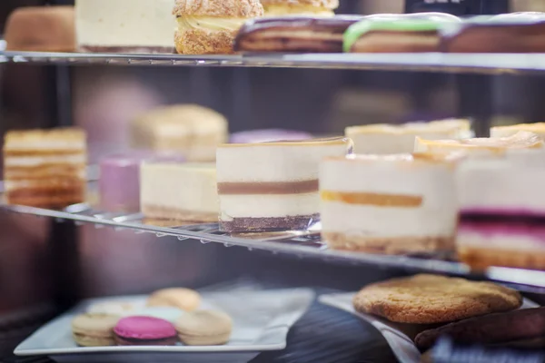 Vitrine com desertos — Fotografia de Stock