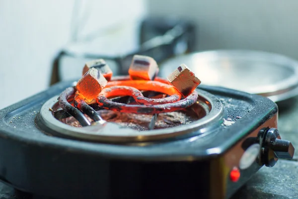 Kol för vattenpipa uppvärmning på grillen — Stockfoto