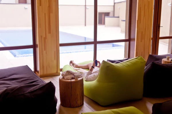 Homme détente avec téléphone portable — Photo