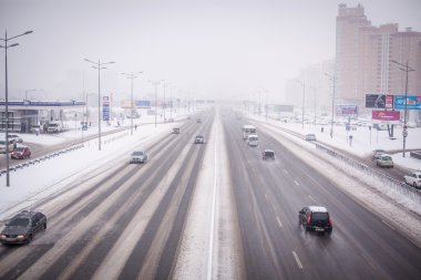 Kiev, Ukrayna - 9 Şubat 2015: Kış trafik sıkışıklığı