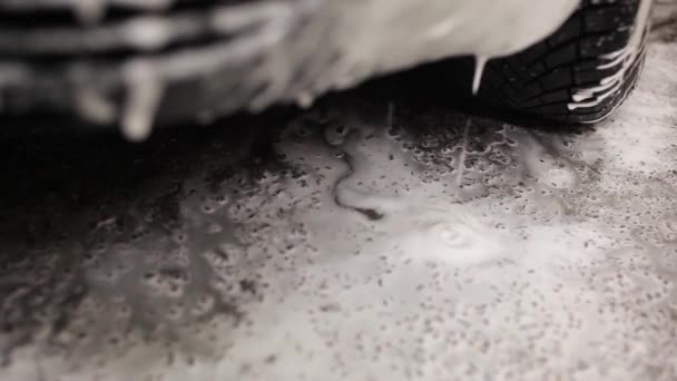 Caída de gotas de champú en un lavado de coches — Vídeos de Stock