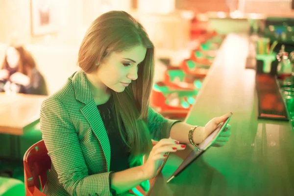 Jovem mulher lendo um tablet digital — Fotografia de Stock