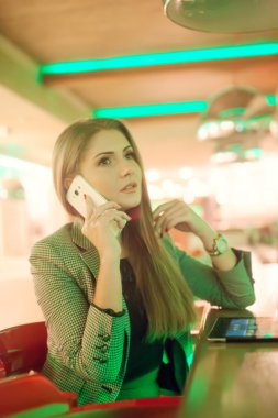 genç kadın cep telefonundan söz