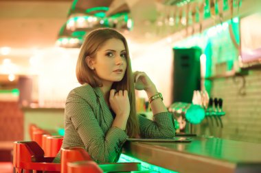 Genç kadın bir dijital tablet okuma