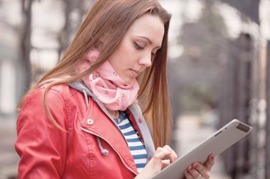 Dijital tablet ile genç kadın