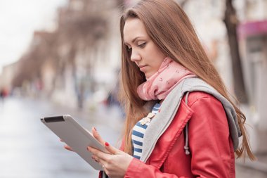 Dijital tablet ile genç kadın