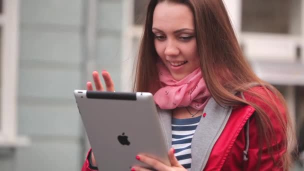Київ, Україна - 14 квітня 2015: Молода жінка перебування на вулиці з цифровий планшетний — стокове відео