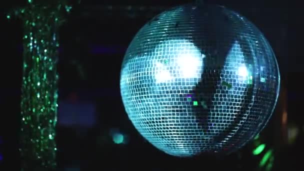 Specchio palla rotolando nel night club — Video Stock