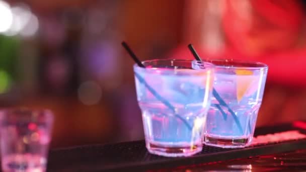 Cocktail al bar del night club — Video Stock