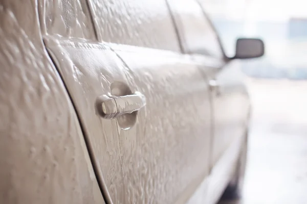 Zilveren auto in shampoo — Stockfoto