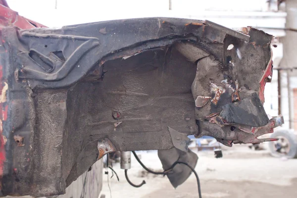 Ржавое переднее крыло на разбитой машине — стоковое фото
