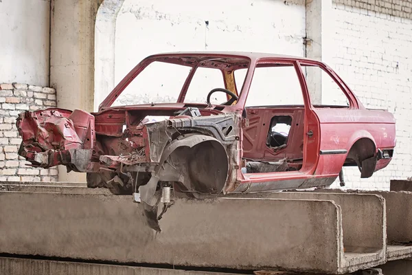 Фронт аварійного червоного автомобіля — стокове фото