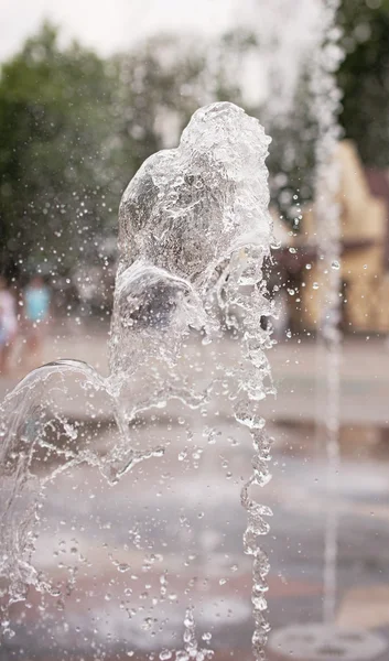 Gotas de agua vuelan en el fondo de la ciudad —  Fotos de Stock