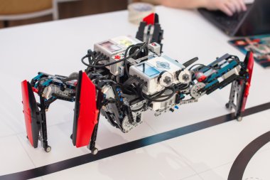 Siyah plastik mekanik robot örümcek