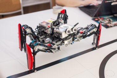 Siyah plastik mekanik robot örümcek