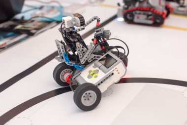 Bisiklet üzerinde siyah plastik mekanik robot