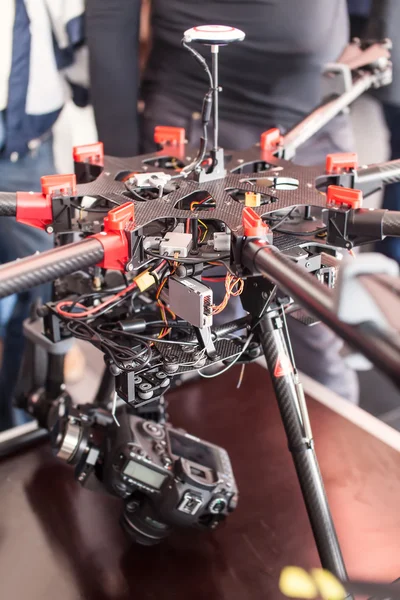 Quadrocopter με τη φωτογραφική μηχανή στο τραπέζι — Φωτογραφία Αρχείου