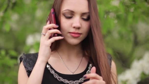 La chica habla en un teléfono inteligente — Vídeo de stock