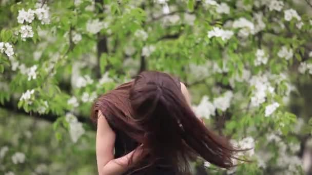 Молодая девушка вывихнула волосы — стоковое видео