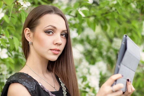 Young woman with digital tablet — Stock Photo, Image