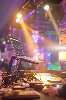 Sahne ışıkları yanar, dj pikap