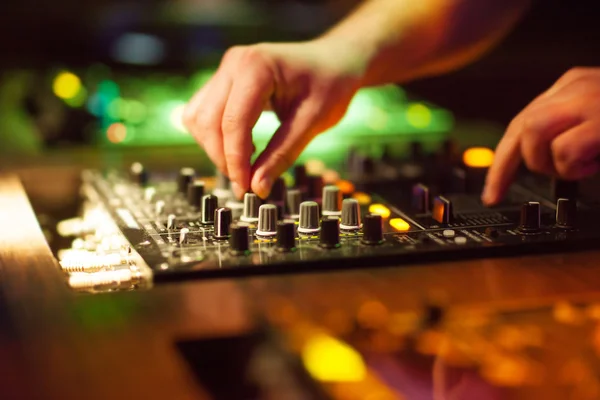 DJ mistura de música no console no clube noturno — Fotografia de Stock