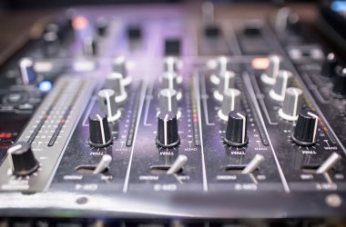 gece kulübünde karıştırma konsolu