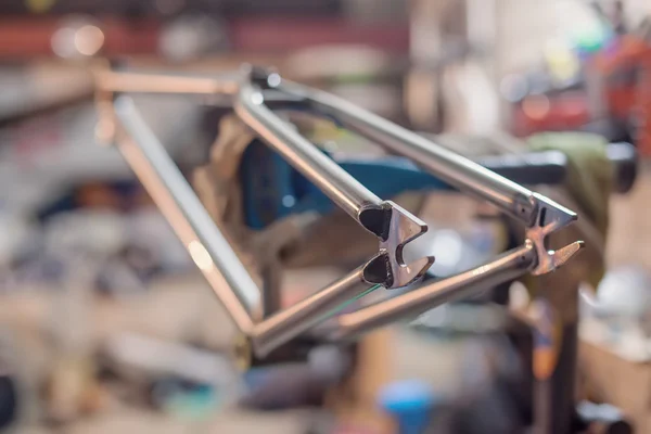 Крупный план фото велосипеда серебряная рамка — стоковое фото