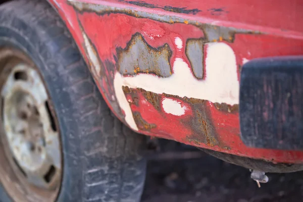 Reparation av gamla bil: primer, spackel — Stockfoto