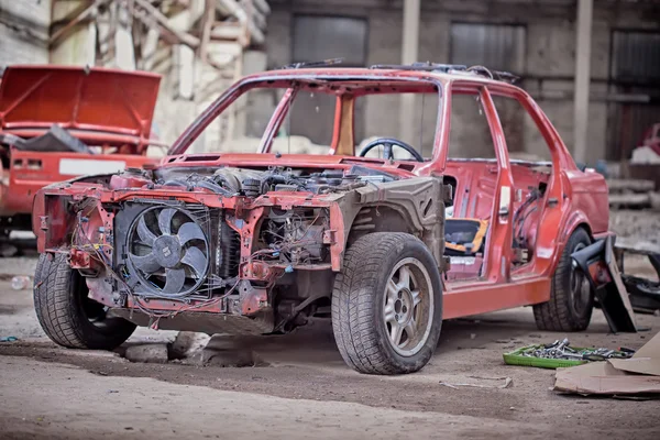 Oude roestige auto zonder deuren — Stockfoto