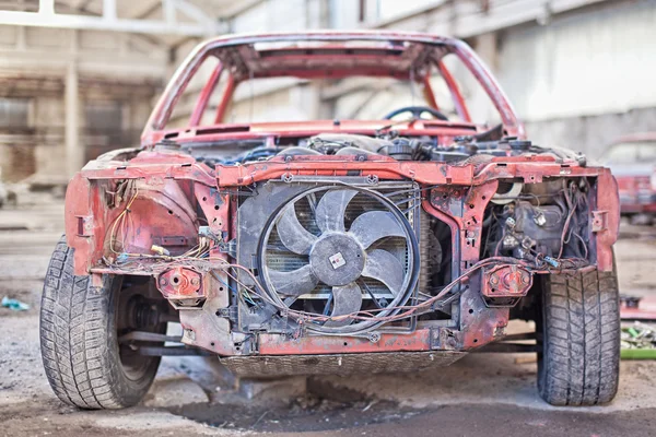 Viejo coche oxidado sin puertas — Foto de Stock